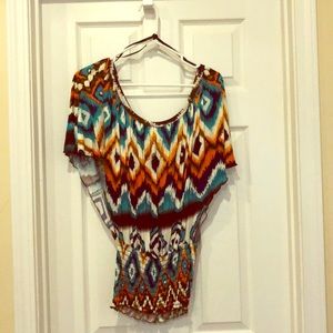 Sz M boho multicolor top with side slits.